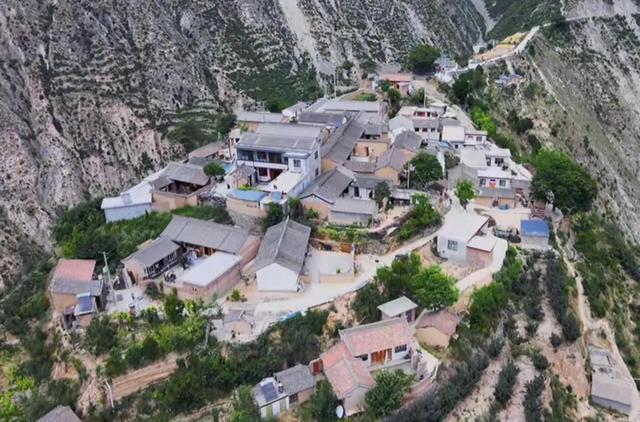 甘肃陇南某个山顶的悬崖村,甘肃陇南礼县悬崖村