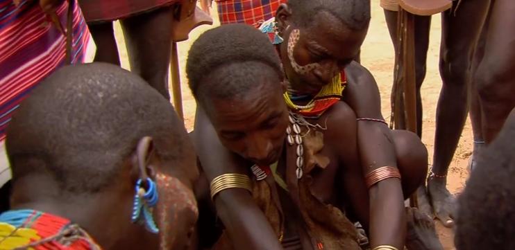 非洲原始部落的真实生活：女人想找对象，就要主动让男人鞭打