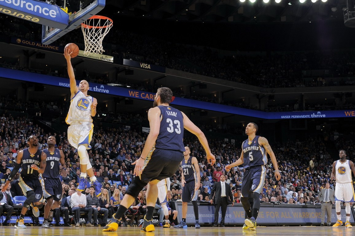 15年库里率领勇士首夺总冠军，一哥场均16分拿FMVP，库里表现如何