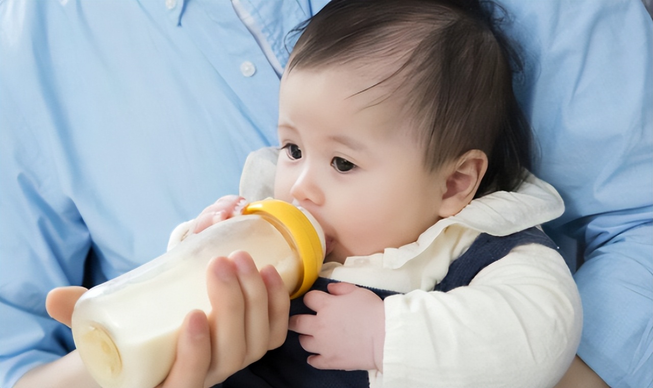 经常乳汁淤积怎么回事,经常溢奶的宝宝怎么选奶粉