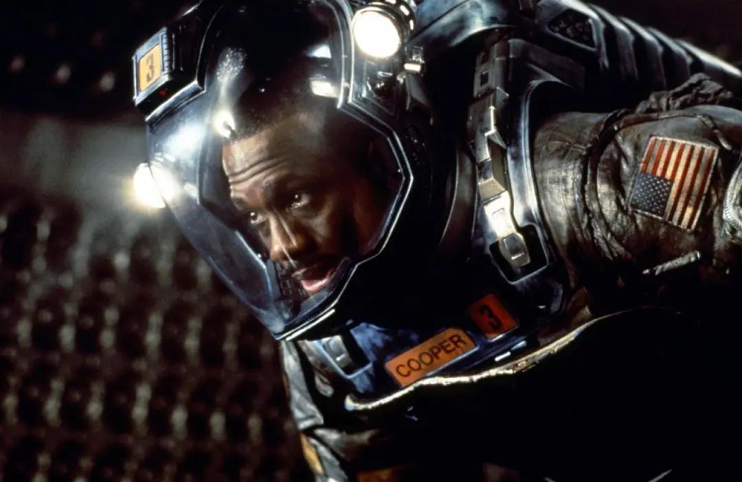 人类不该好奇黑洞里有什么！邪典电影《黑洞表面》告诉你代价惨痛