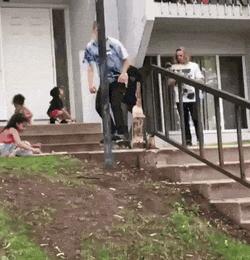 妹子的皮裤穿的真紧，有人知道妹子皮裤上的包怎么回事么，哈哈