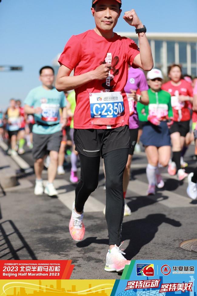 一双助力你摆脱平庸，突破自我的碳板跑鞋