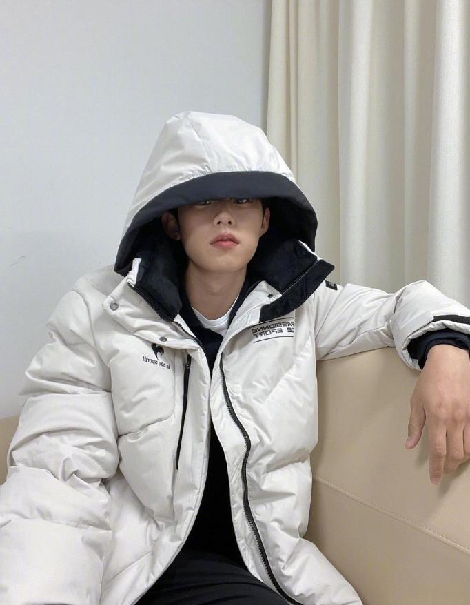 *服私**很会穿的小哥哥金圣喆阳光帅气尽显少年感