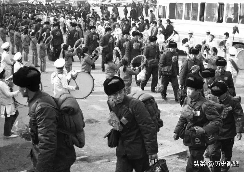 1990年，老农因儿子参军落选，拿出小学课本说：里面的烈士包括我