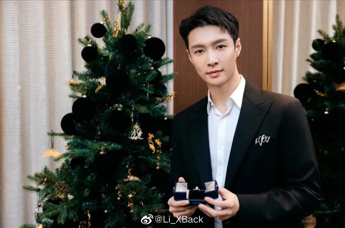 尚美巴黎张艺兴白色西装,张艺兴是尚美巴黎全球代言人吗