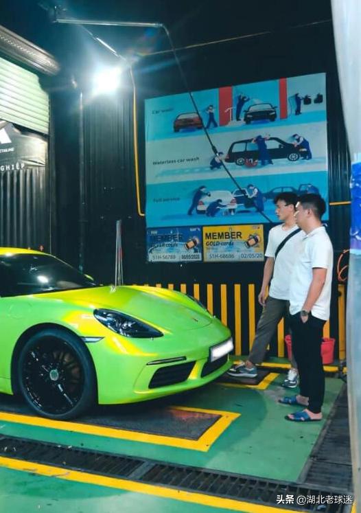 远超国足！越南替补球员2年豪购6辆跑车，没事就带白人妻子去兜风