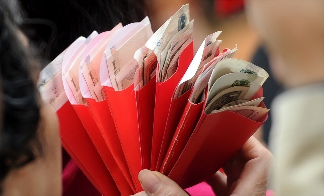 一个500一个200，老人过年发红包引热议，孙子和外孙该一样多吗？
