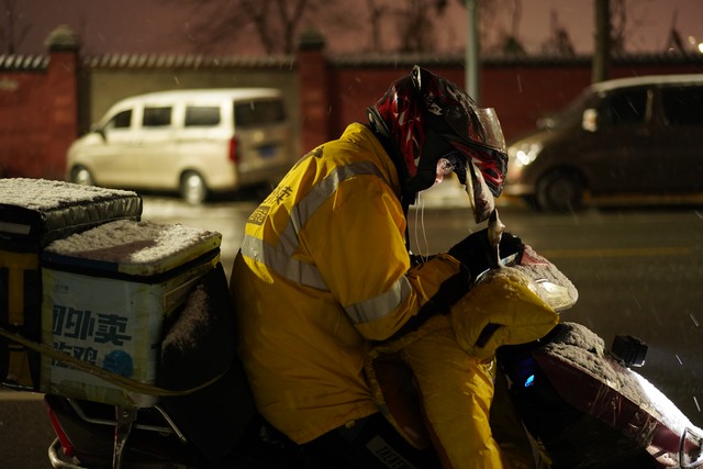 8楼男子点外卖遭辱骂,男子住8楼没电梯点外卖被骂