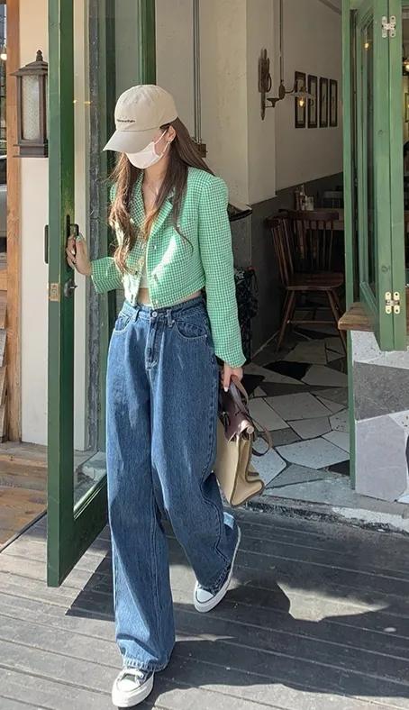 特别款的牛仔裤如何搭配上衣,牛仔裤的最全搭配方法高级又时髦