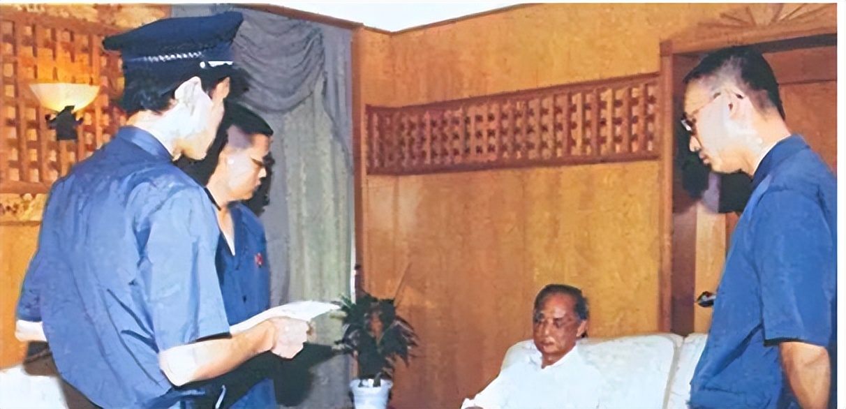 “好色青天”麦崇楷：走公款报销嫖资，在办公室与多名女律师幽会