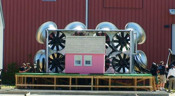 据说台风的时候，要把家里的窗户都打开，这样可以减小风的阻力