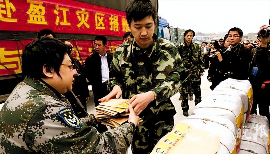 韩红孤儿长大,韩红从小与奶奶一起长大