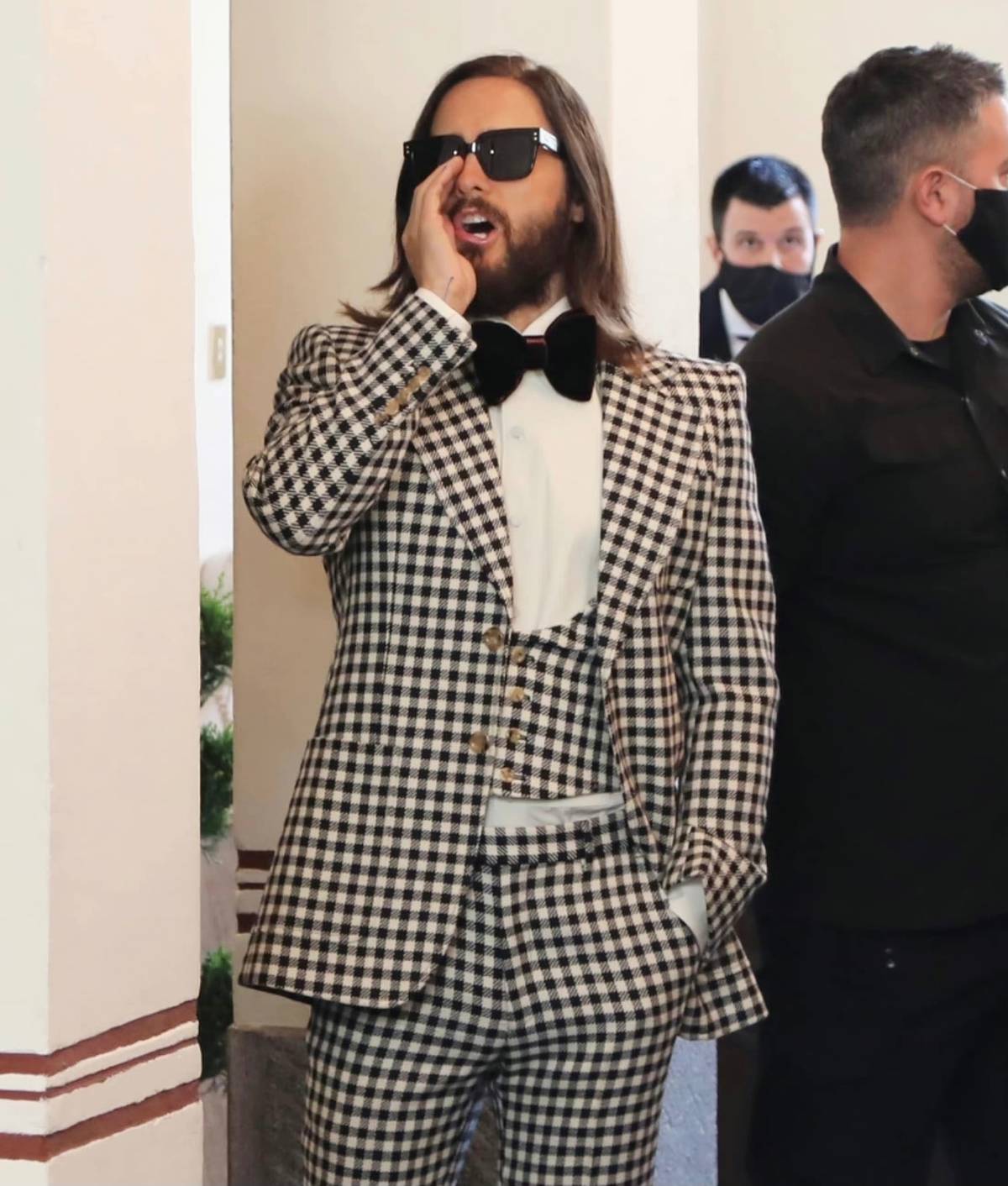 50岁的莱托少爷格子西装现身时装周，穿着喇叭裤，还涂蓝色指甲油