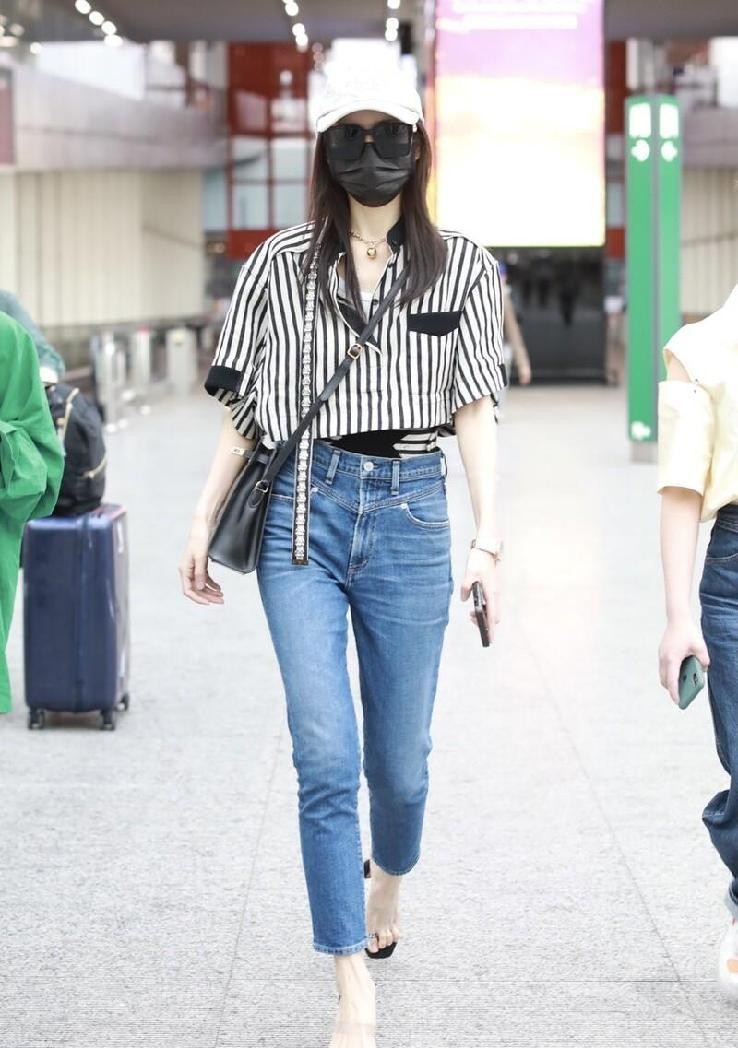 简单条纹上衣穿出时尚感,洋气显年轻的上衣搭配条纹裤