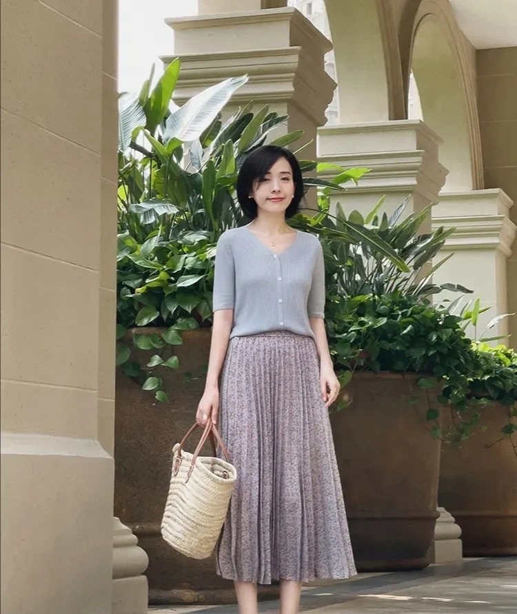 女人老了留长发还是短发好,55岁以后的女人留长发还是短发好