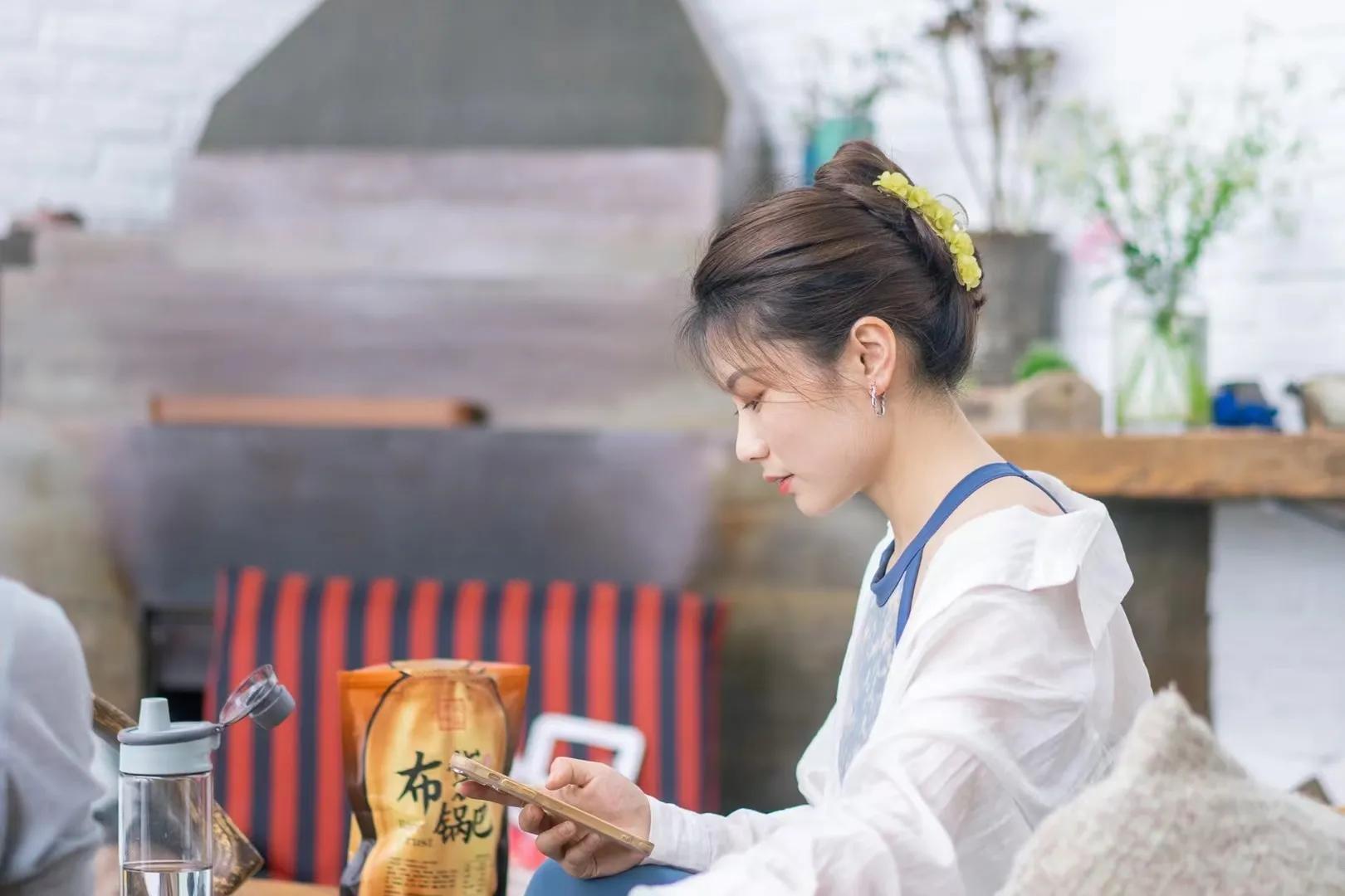 中年女性在家初学练瑜伽,中年练瑜伽对身体有好处吗