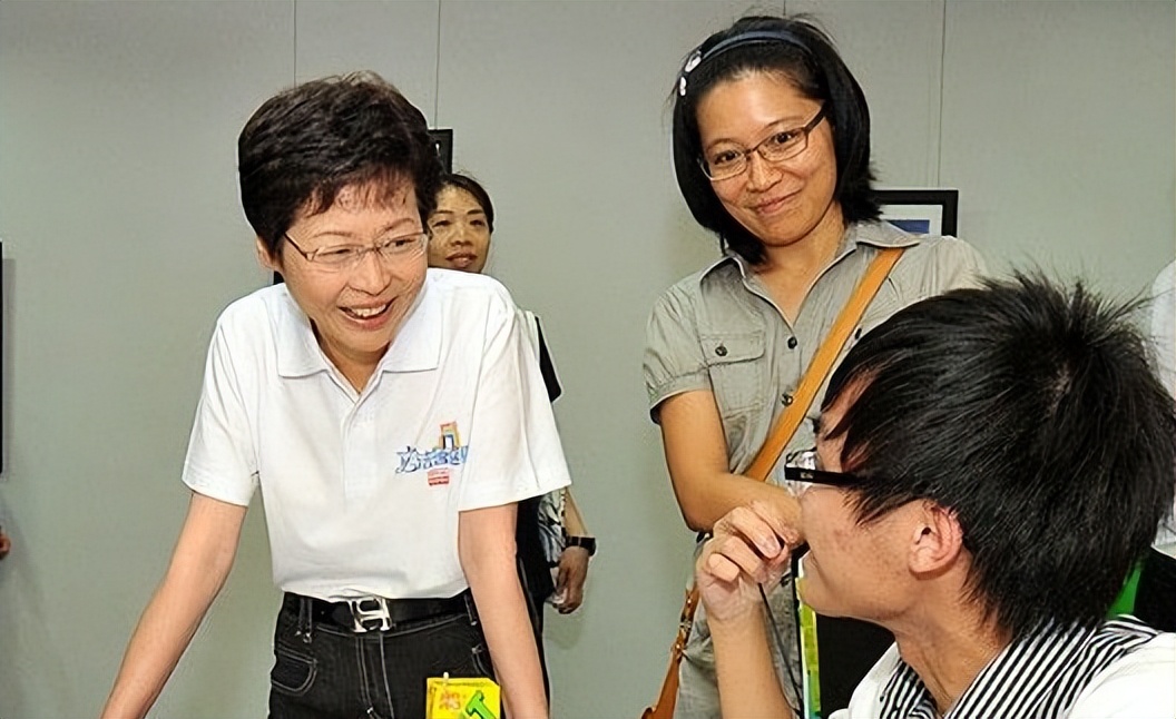 香港前特首林郑月娥，年薪约521万港币，为什么工作42年未买房？