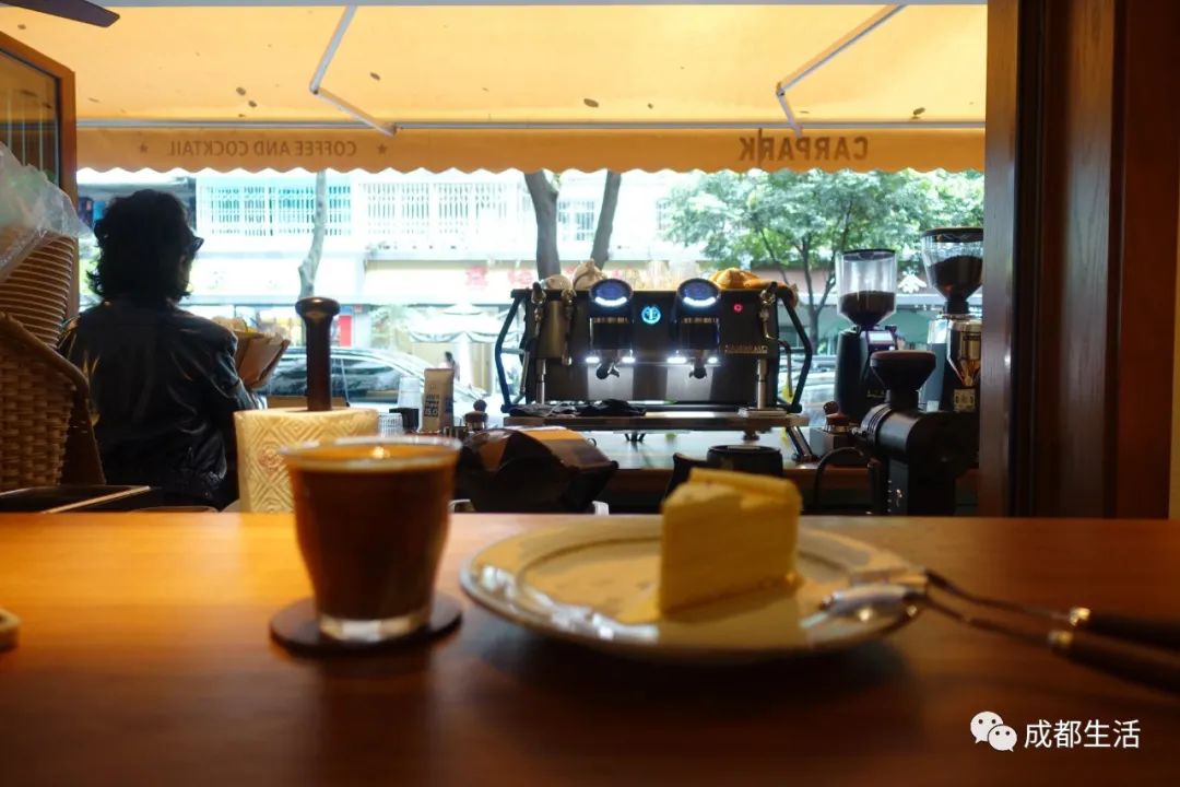 12条时髦老街，长满晒太阳的成都人