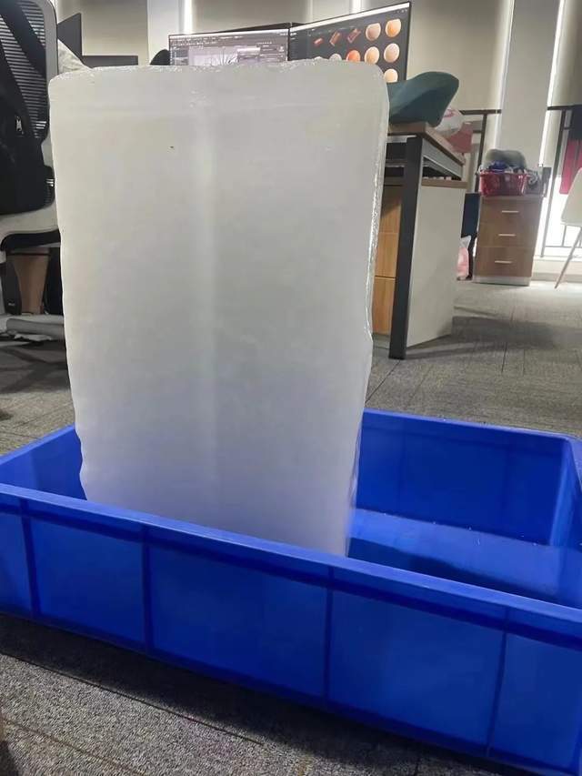 高温抢救10小时,中国大型制冰厂几秒一块冰