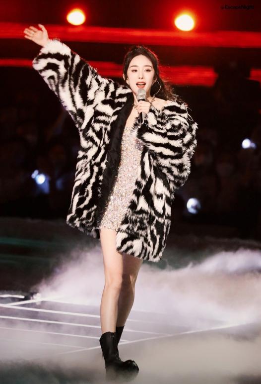 北京台春晚杨幂关晓彤杨紫,元旦跨年演唱会关晓彤造型