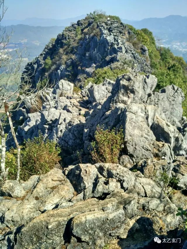 攀普洱天壁山之西门崖子：一日凌云出，群山齐失自高心