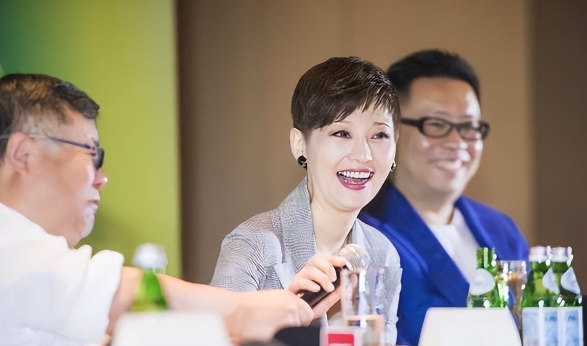 娱乐圈又爆一大瓜，徐帆收养的女儿，竟是冯小刚的“私生女”