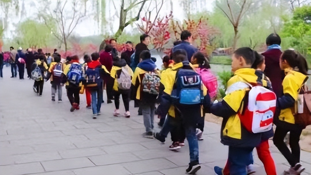 小学生春游，老师列出费用单22300，提议AA制，家长是怎么说的？