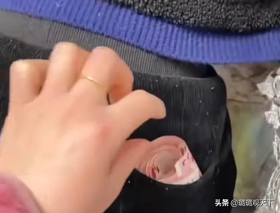 女子拿走孩子压岁钱,2400元压岁钱被妈妈拿走