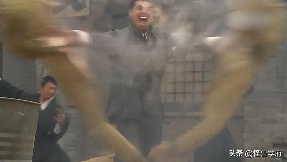 输血管跟电线杆都还能忍，但那个玩手机的，真拿观众当傻子不成？