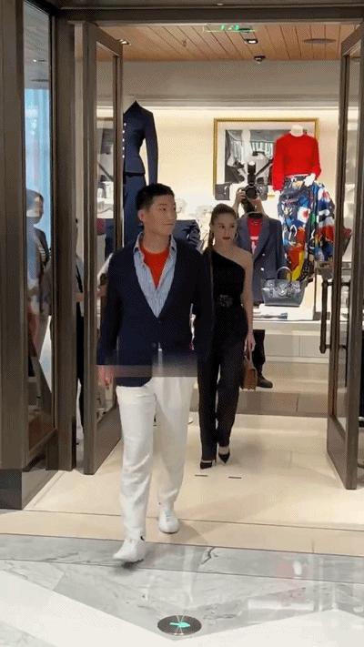 窦骁何超莲晒甜蜜合照,窦骁何超莲婚后首次同框