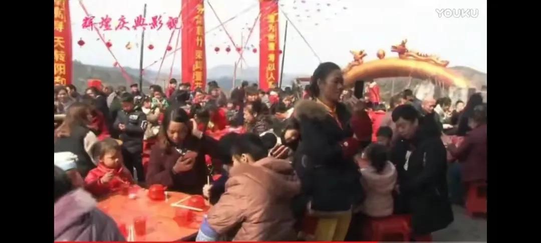 花无名分胜名花野陌荒坡艳似霞，莫笑卑微白头叟，心怀梦想走天涯