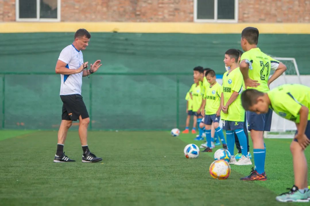 “十城带百县”助力乡村振兴|*疆新**和田足球小巴郎感受天津足协外教训练指导现场观战津超赛事