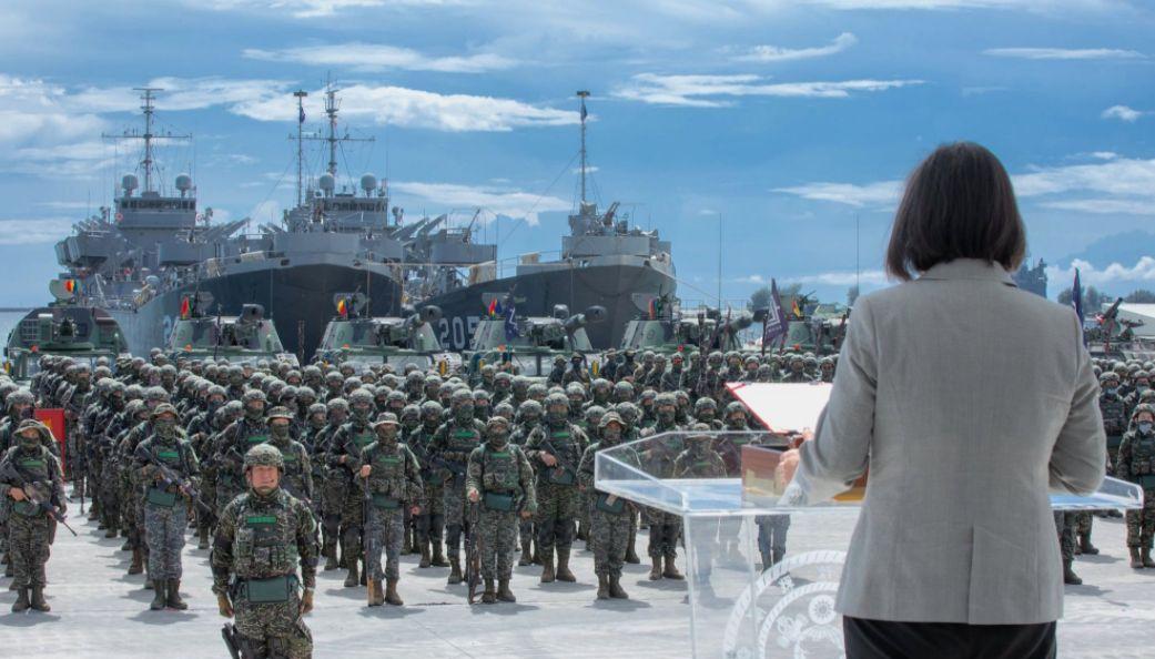 一头犀牛闯进北美野牛群,一头灰犀牛