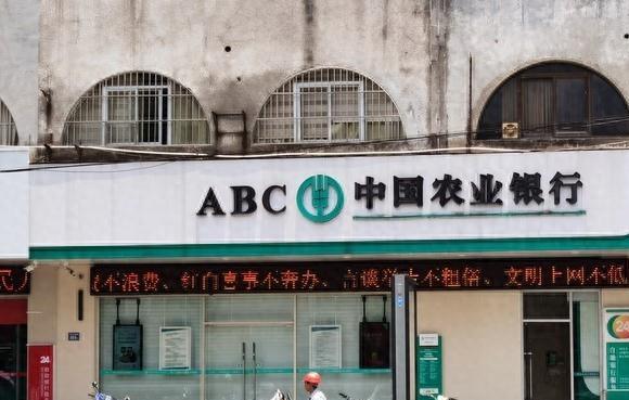 农业银行贷款10万两年利息多少,农业银行存款利息2022