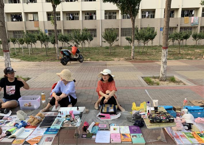 大学生校内摆摊卖什么好成本低,大学生摆摊边卖边吃