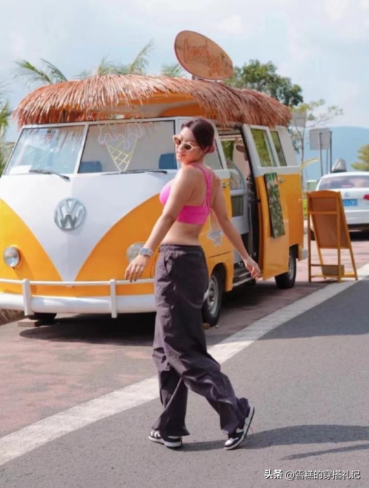 瑜伽裤外穿瑜伽服也能搭出时尚感,宽松裤瑜伽服穿搭白色