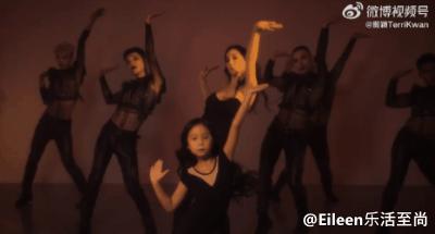 39岁嫁入豪门8亿元豪宅,300亿身家3亿豪宅