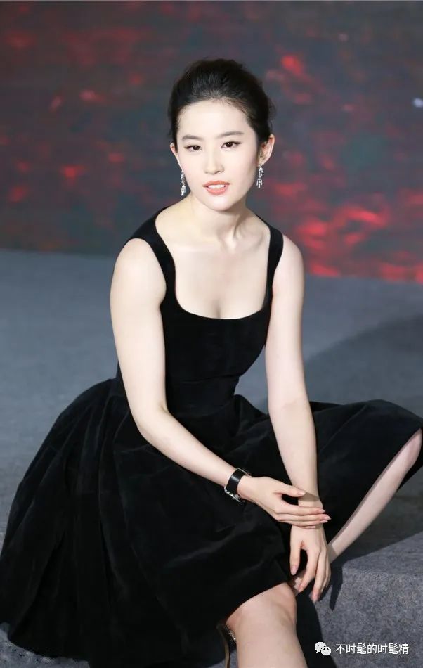 性感的“黑”并不是只有“黑丝”