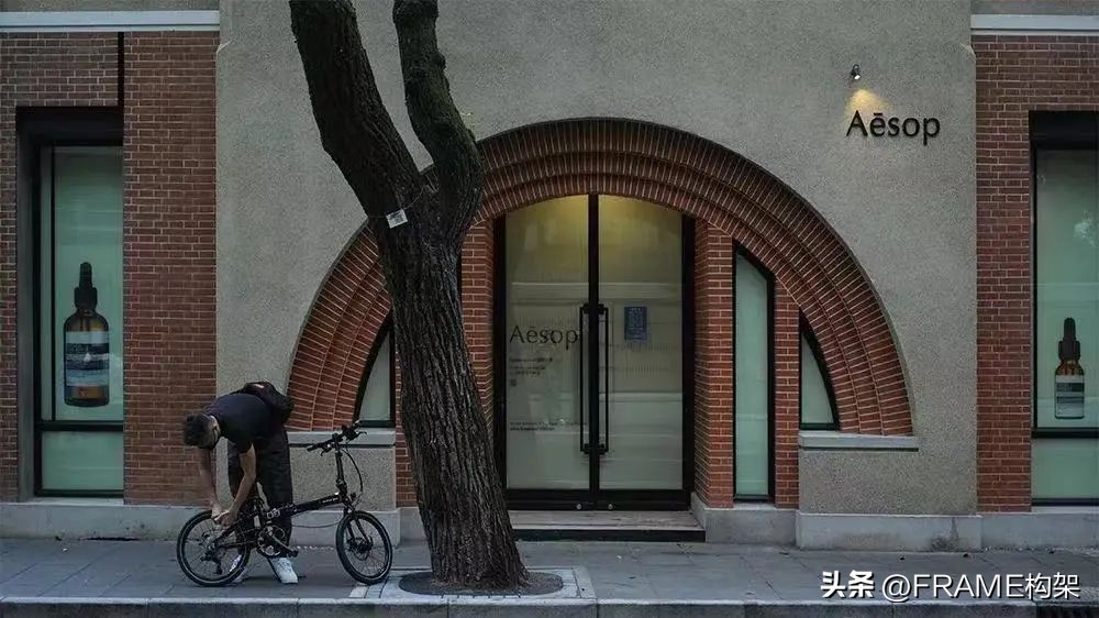 有品牌喜欢扎堆奢华商业地标,就有品牌偏爱小马路