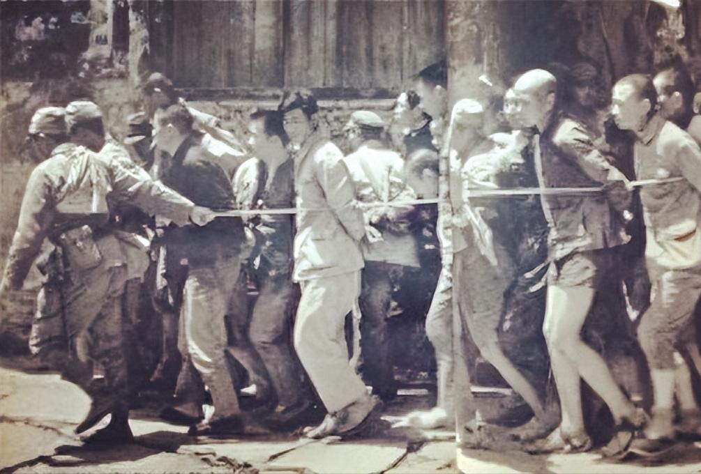 日军当着国军的面杀俘虏,日军侵华兽行