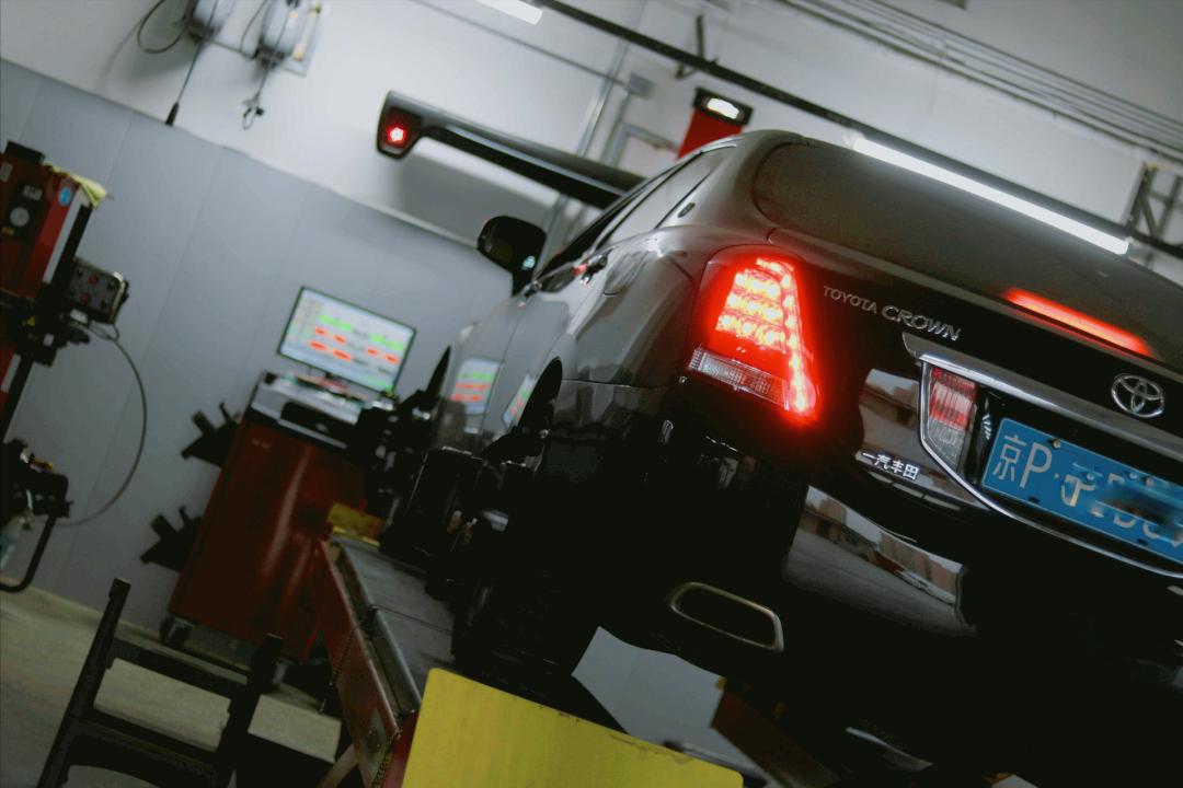 皇冠3.0经典老车翻新复活视频,13代皇冠全车翻新泉州地区