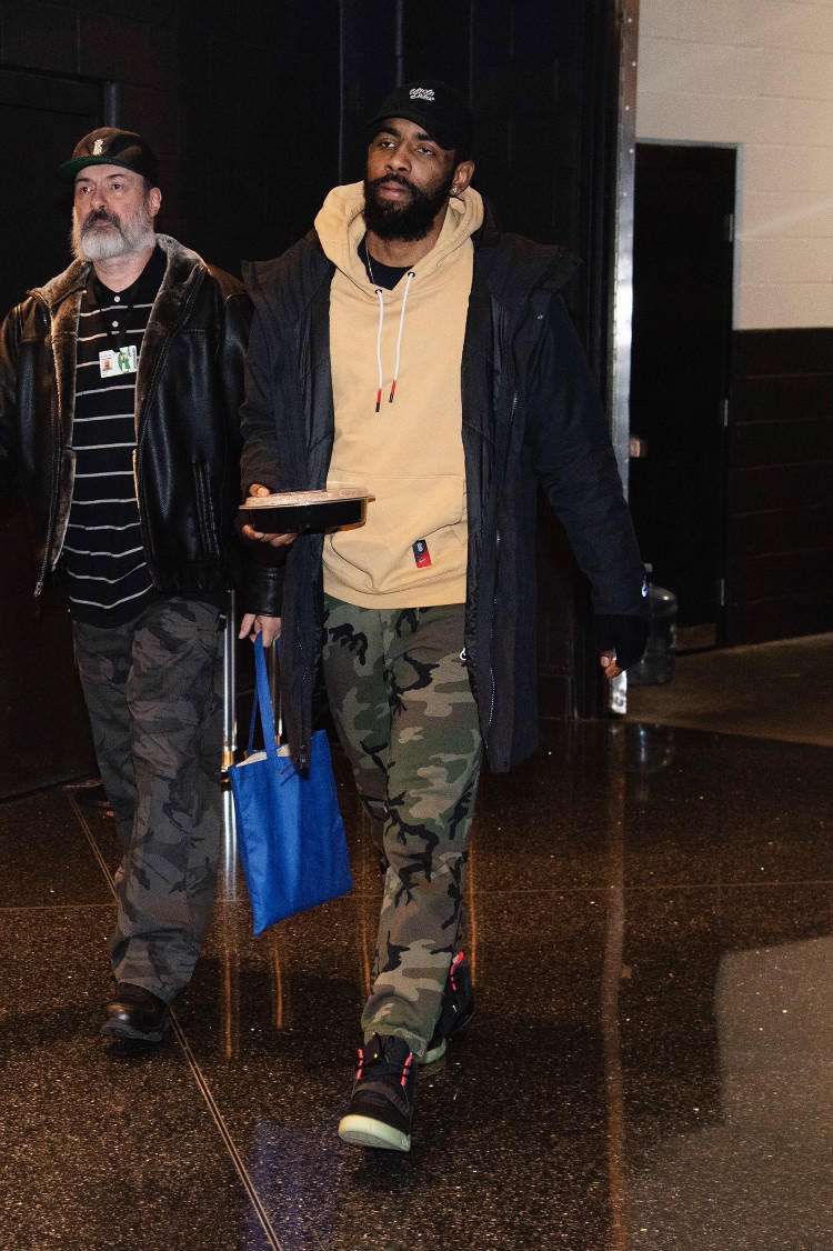 凯里欧文穿过哪些球衣,欧文踩凯尔特人logo穿的什么球鞋