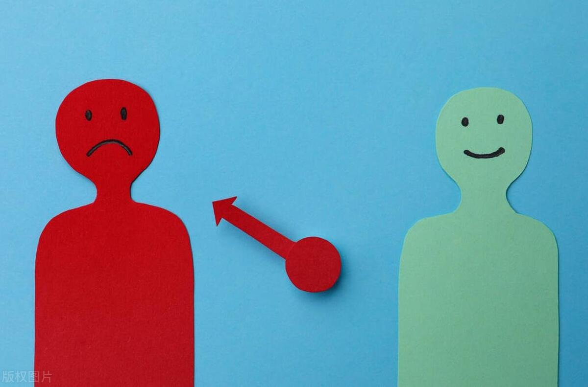 同事像领导一样指指点点,同事不干活还指手画脚怎么回应