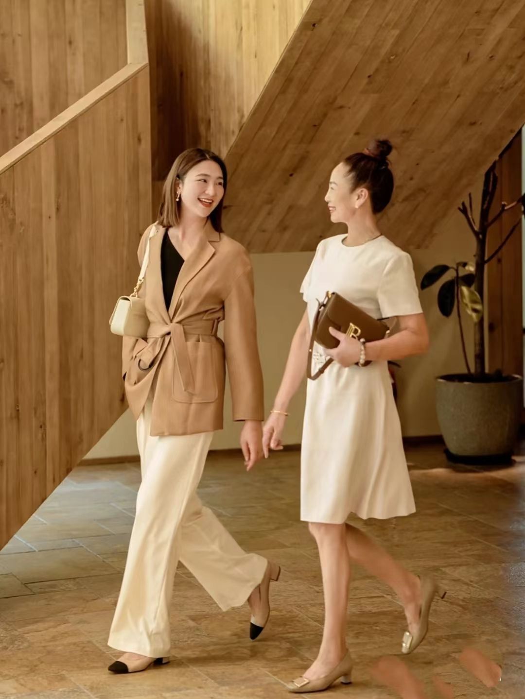 已婚妈妈这样穿减龄又时尚,神仙母女早秋装扮妈妈优雅时髦