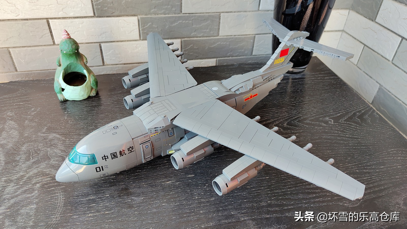 森宝积木6800a拼装视频,胖妞100个积木拼一个超大的机器人