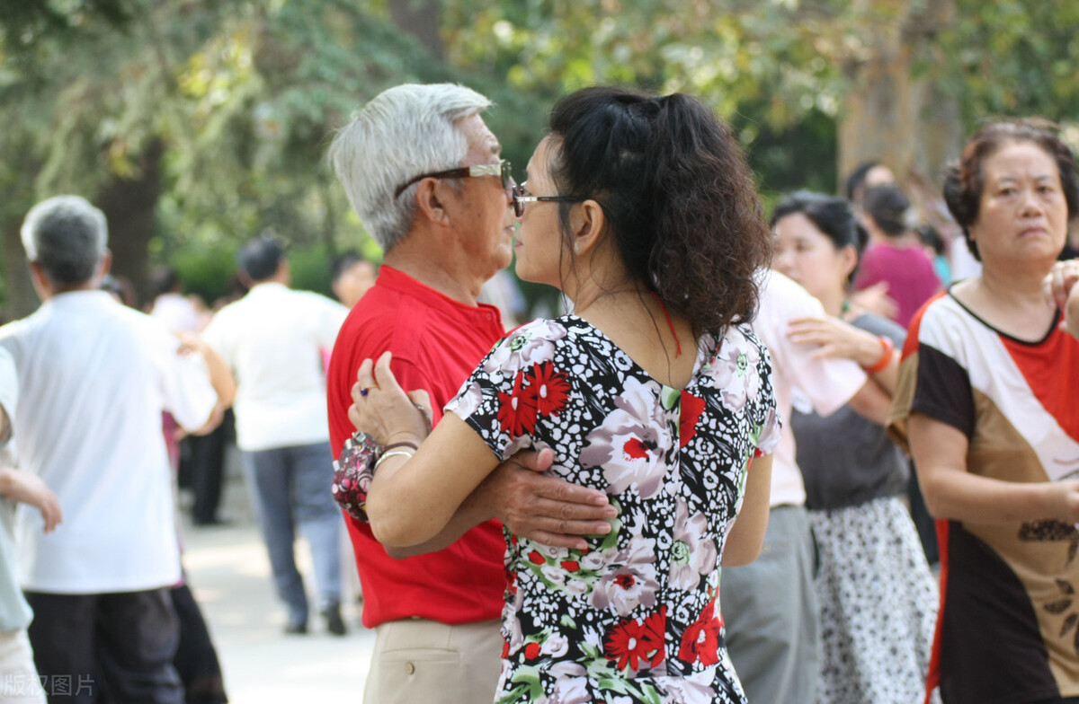 女人跳舞找异性舞伴正常吗,常去跳交谊舞的女人容易出轨吗