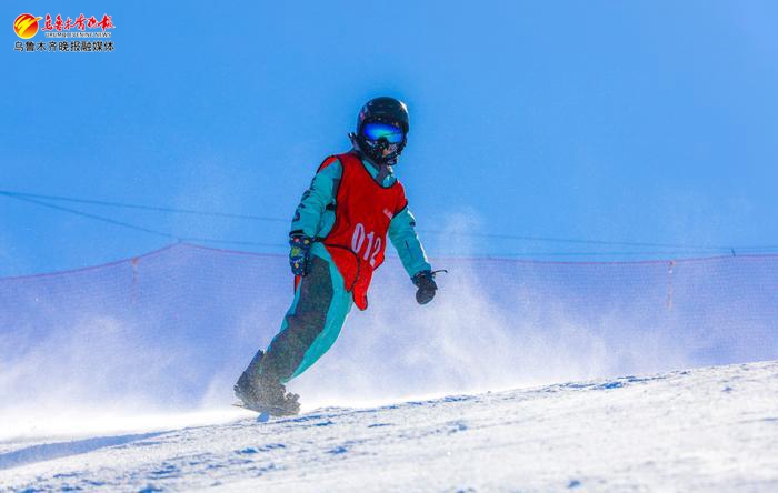 新疆雪地足球赛比赛,滑雪爬犁视频