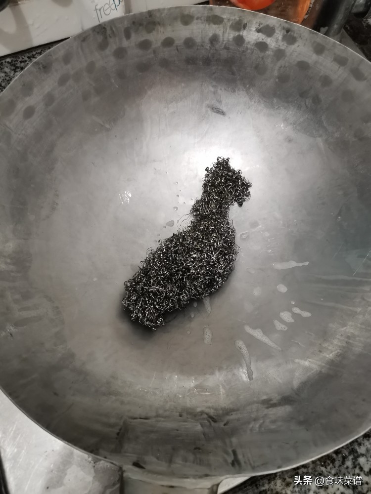 铸铁锅和不粘锅哪个好用,铸铁锅炒菜和不粘锅区别