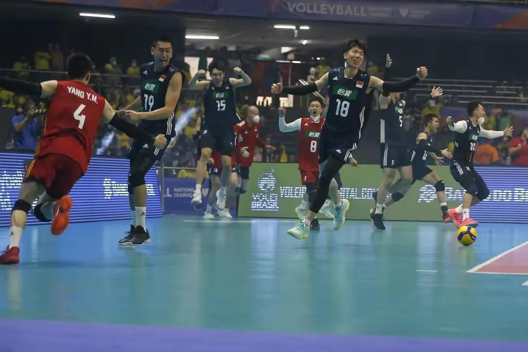 中国男足战胜越南晋级希望,巴西男足5:1战胜韩国男足